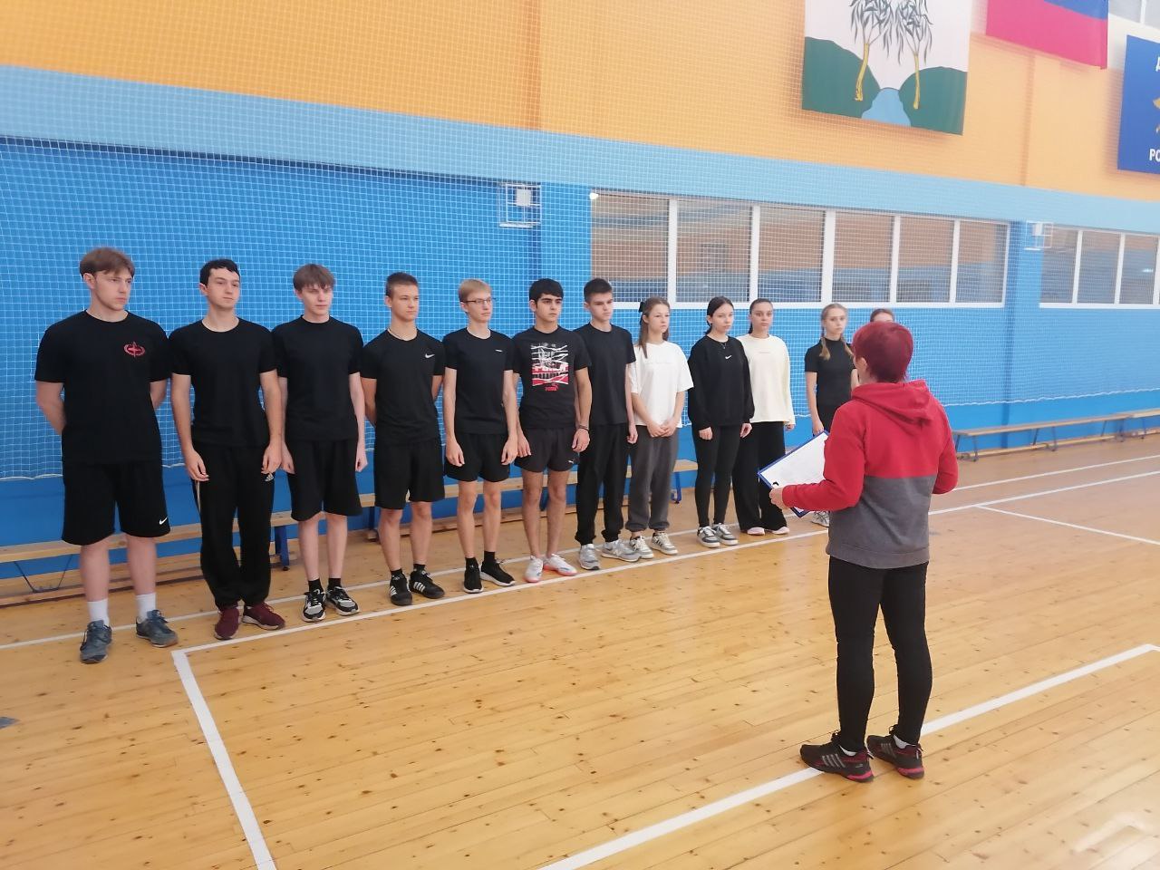 Выпускники выполняют ГТО.